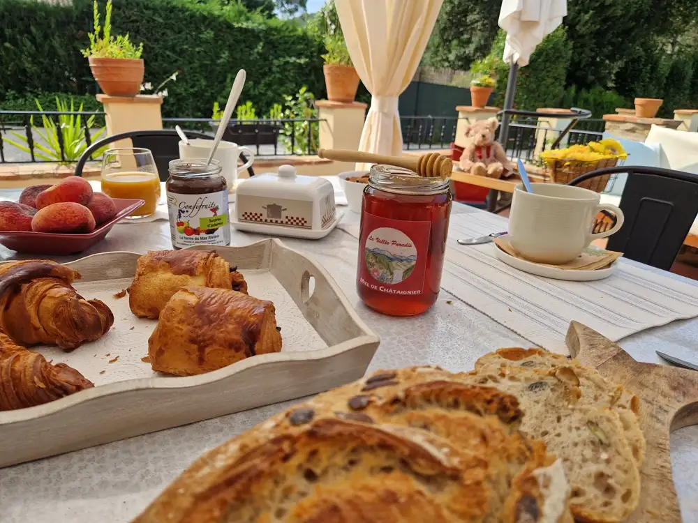 20230627_101813 Petit déjeuner servit dehors sur la terrasse
